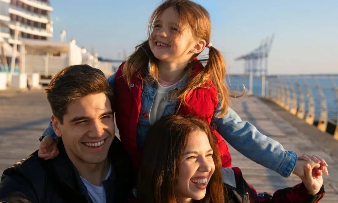 familia-pais-menina-frontal-num.jpg